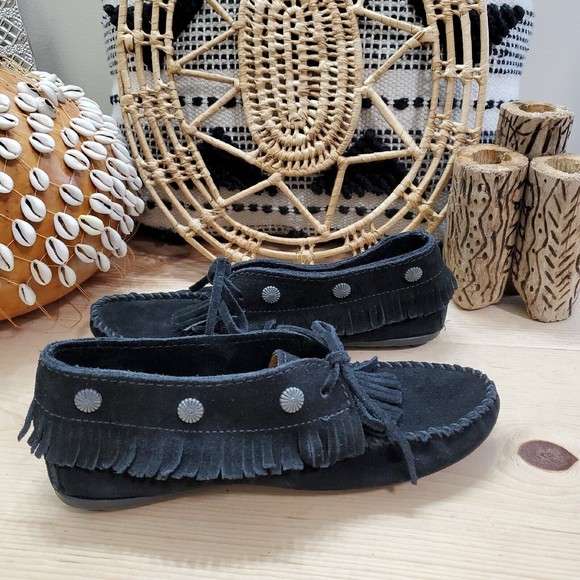 Minnetonka Moccasin Ankle Boots Stud Fringe Suede Black Lace Hard Sole Sz 8 Boho - Picture 13 of 13